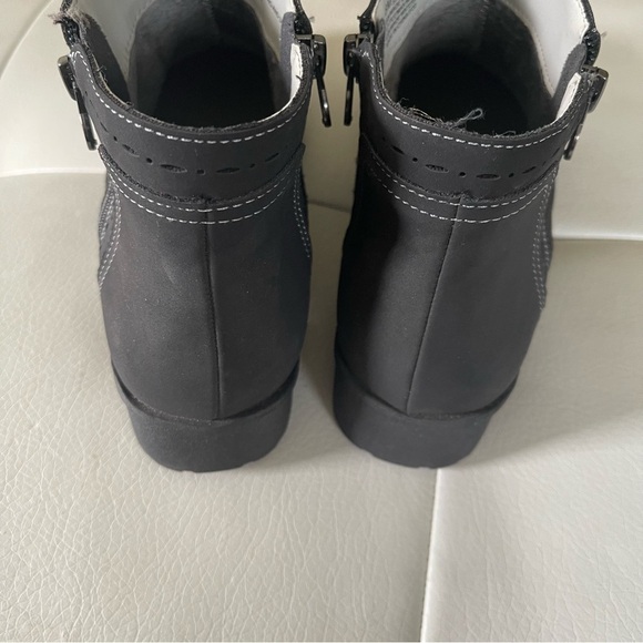 J Sport Jenna Black Ankle Booties size 8 - Picture 8 of 13